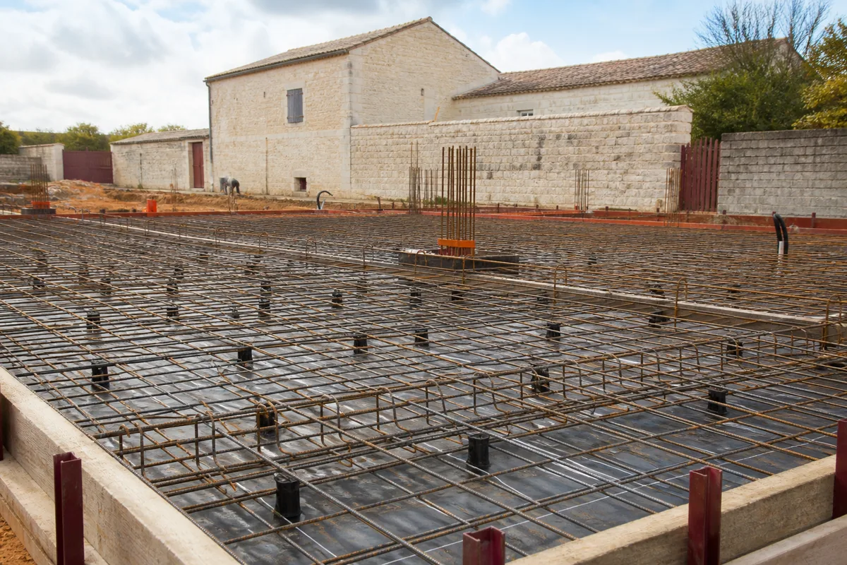Ferraillage d&rsquo;une dalle béton en attente de coulage sur un chantier